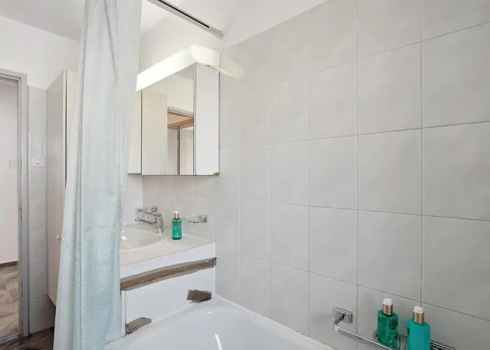 Altwiesenstrasse 144 *